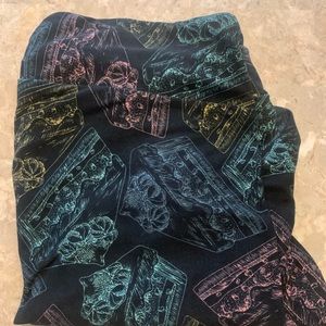Lularoe leggings tc. Black with pie print.